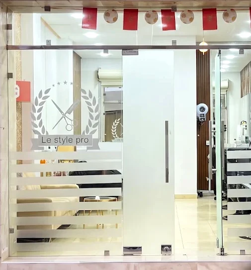 Vitrine et double porte vitrée du salon, marquées du logo Le Style Pro