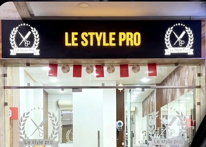 Enseigne lumineuse LE STYLE PRO et barber pole, repère visuel depuis la rue