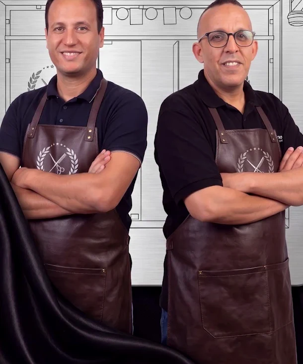 Miloud et Redouane, en tablier, devant l'atelier du salon